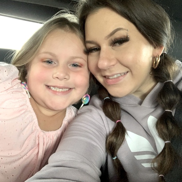 Meet your Posher, Kristen - Picture 1 of 2